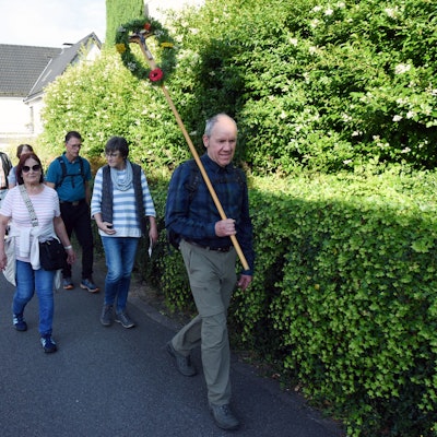 Die Pilger aus Lindlar sind auf dem Weg zur katholischen Kirche St. Mariä Heimsuchung in der Ortsmitte von Marienheide.