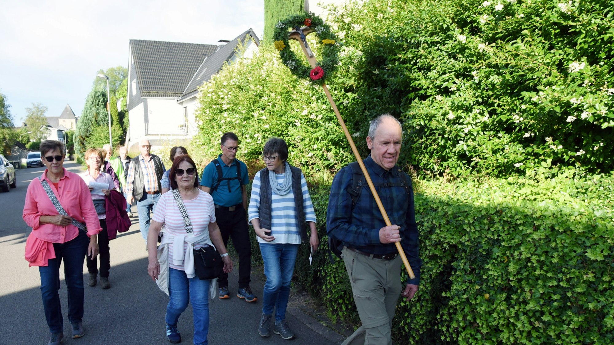 Die Pilger aus Lindlar sind auf dem Weg zur katholischen Kirche St. Mariä Heimsuchung in der Ortsmitte von Marienheide.
