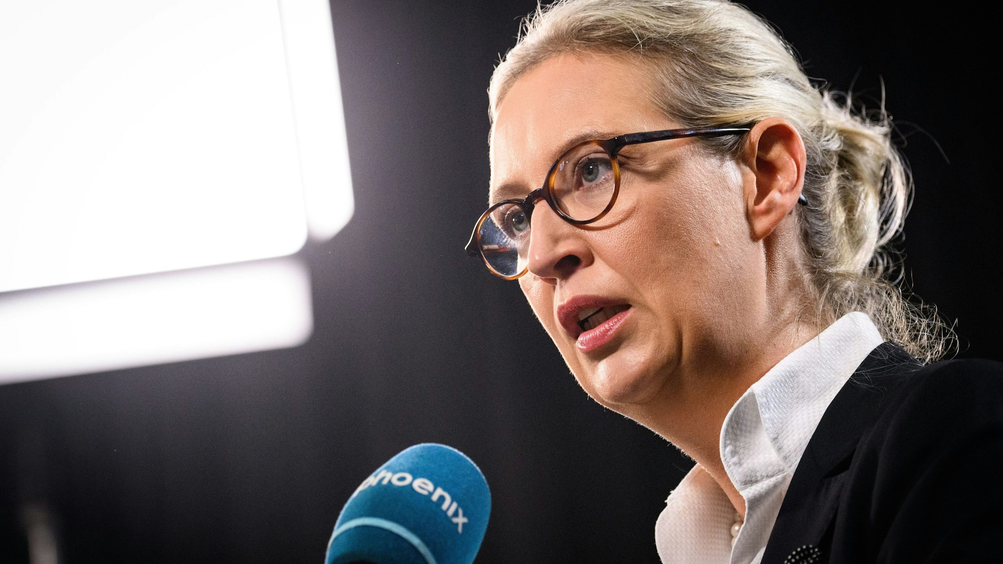 Alice Weidel, Bundesvorsitzende der AfD, gibt zu Beginn des zweiten Tages beim Bundesparteitag der AfD in der Grugahalle in Essen ein Fernseh-Interview.