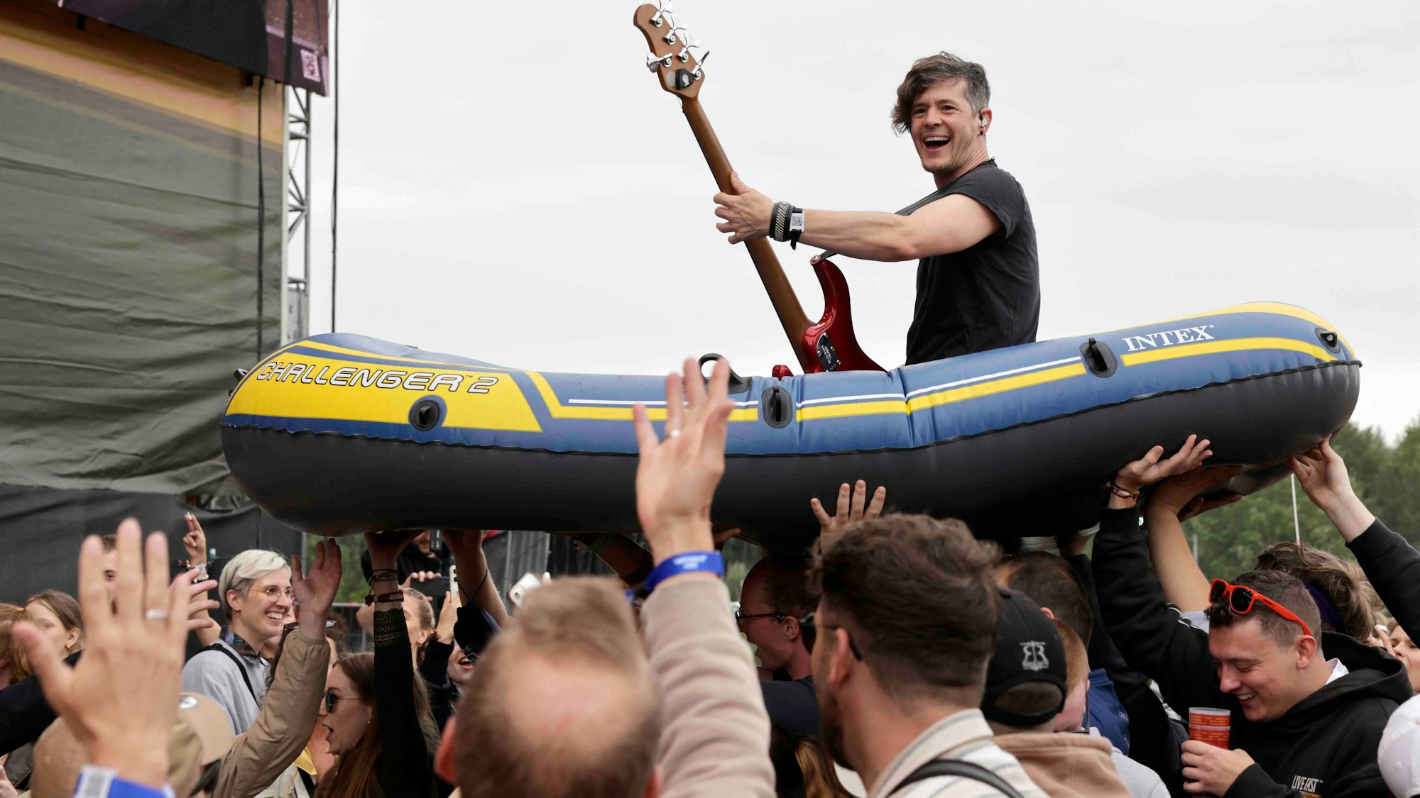 Mit dem Gummiboot am Fühlinger See: Kasalla-Bassist Sebi Wagner.
