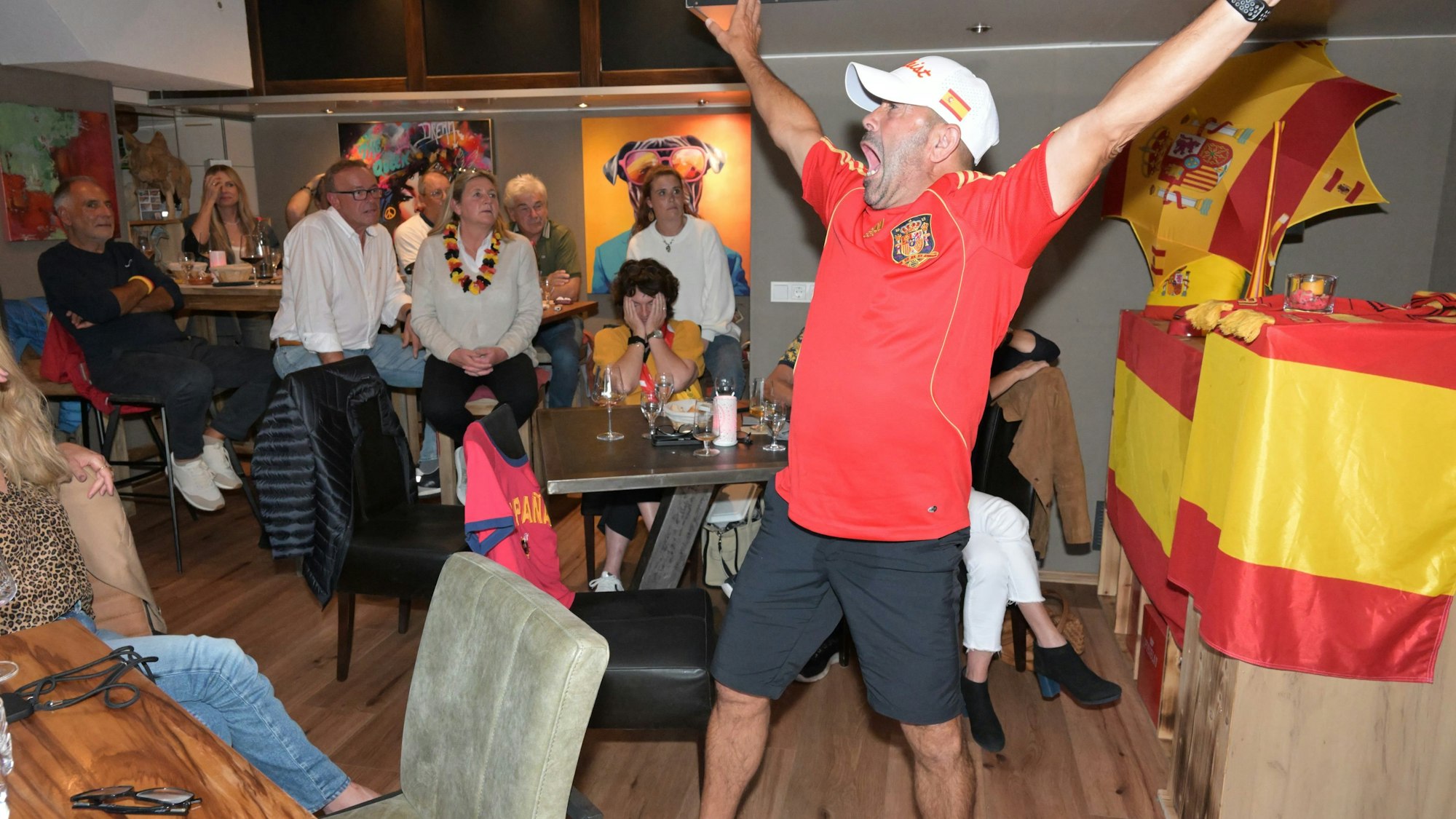 Das Foto zeigt Carlos Bernis Sierra. Er jubelt über den Erfolg der spanischen Fußballer.