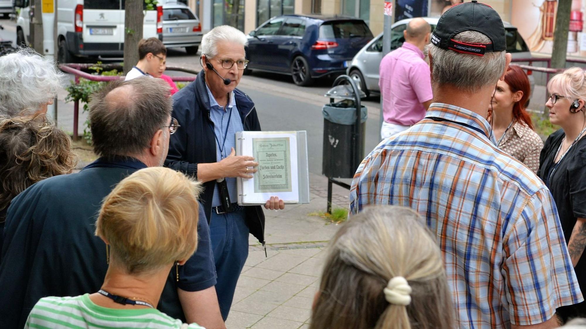 Das Bild zeigt Kurz Lingscheidt während der Stadtführung in Euskirchen.