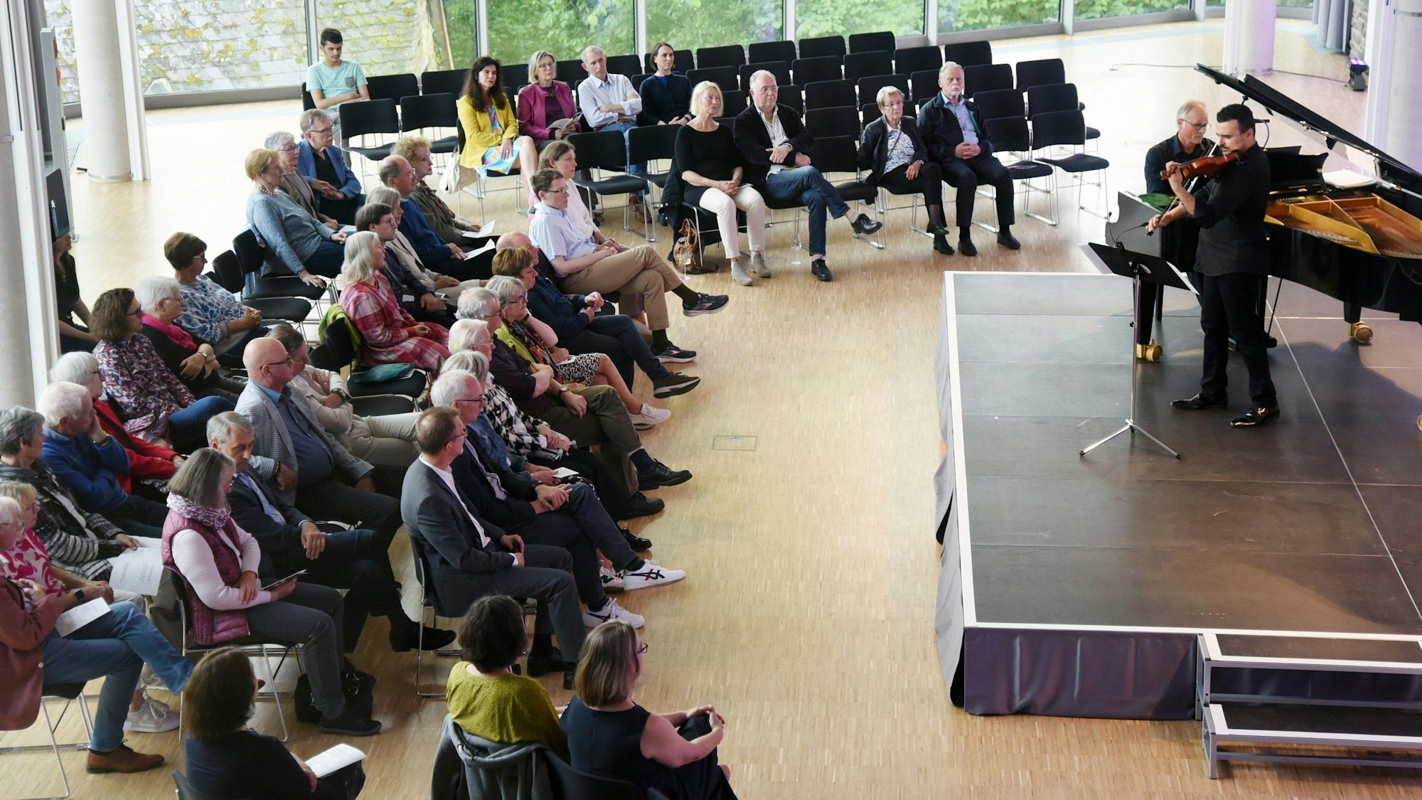 Professor Steinbach und Professor de los Santos in der Orangerie von Schloss Homburg.