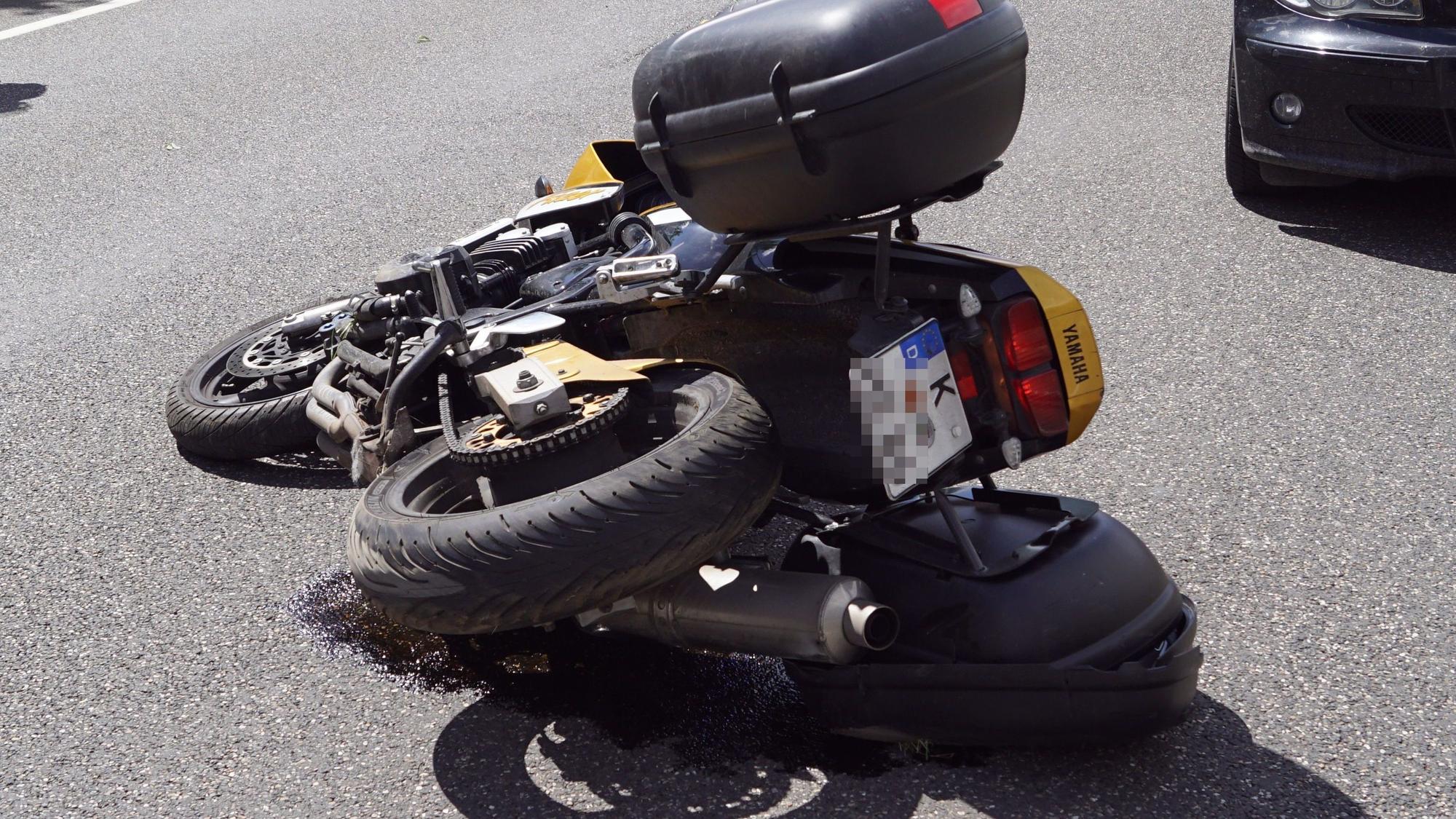 Das Bild zeigt die Yamaha, die nach dem Unfall auf der Straße liegt.