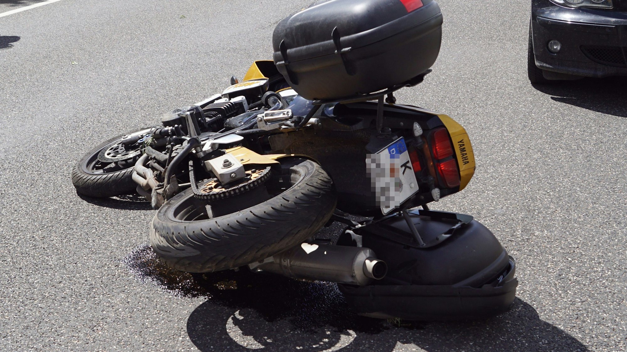 Das Bild zeigt die Yamaha, die nach dem Unfall auf der Straße liegt.