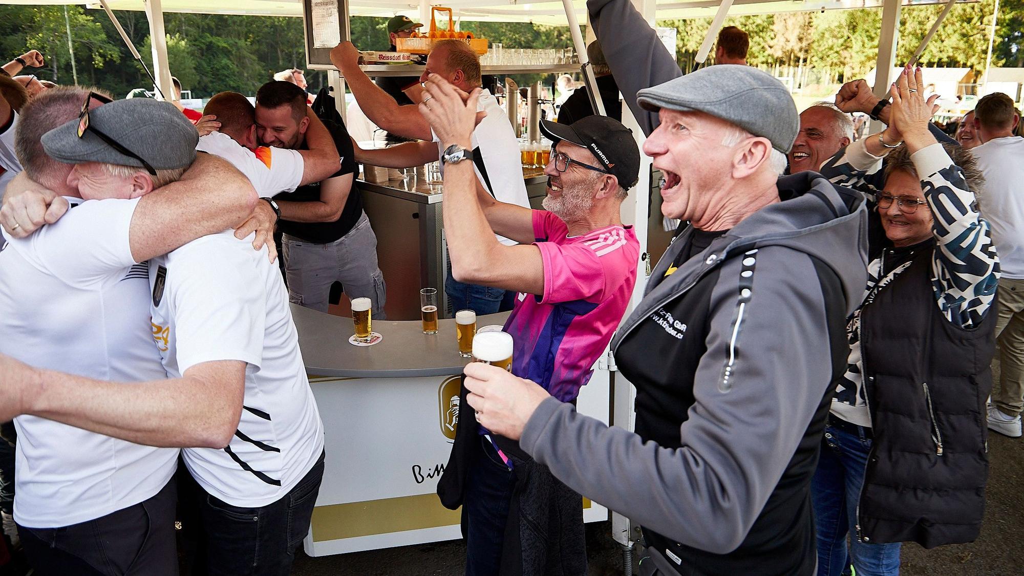 Das Bild zeigt jubelnde Menschen in Hollerath.