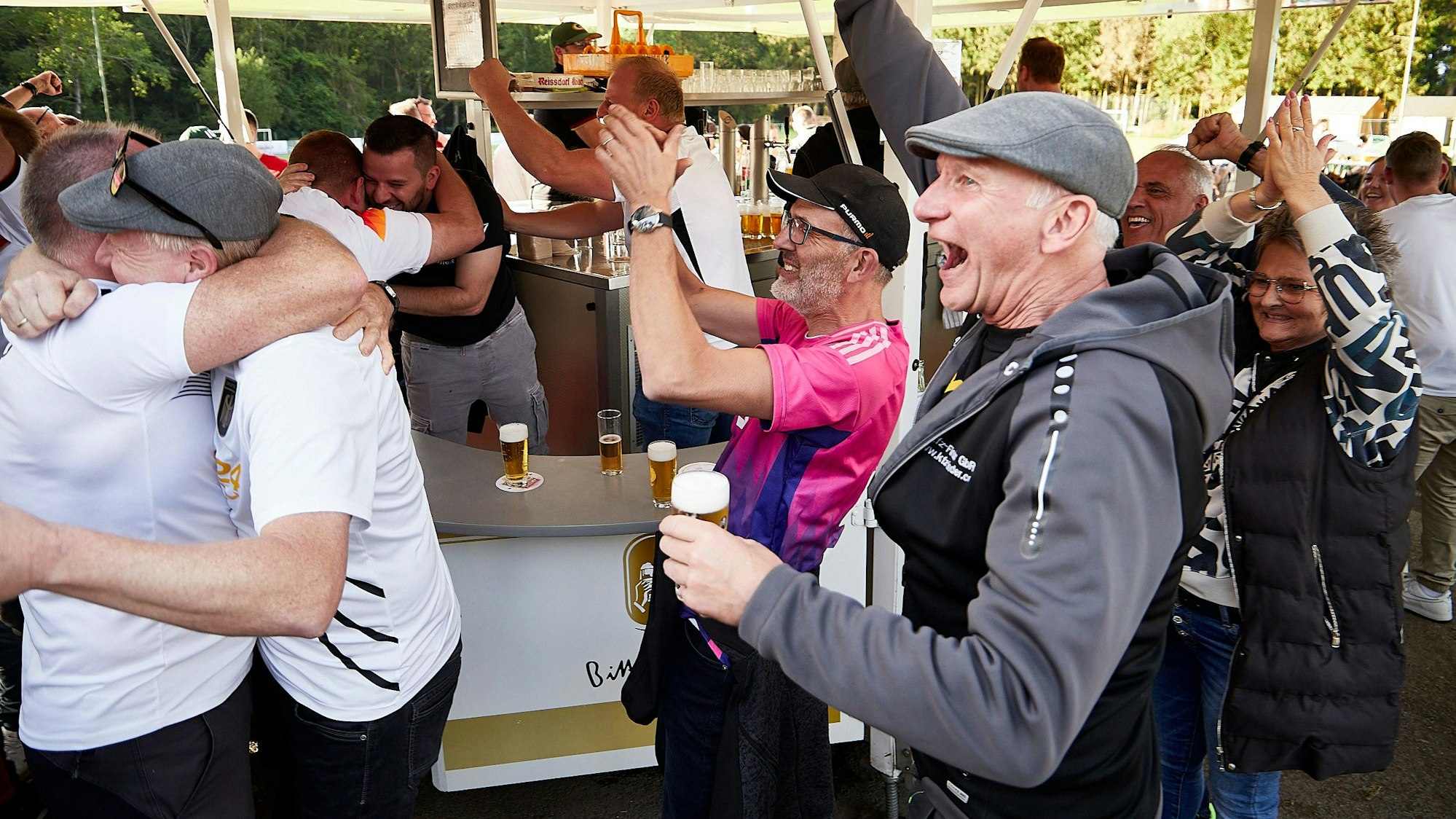 Das Bild zeigt jubelnde Menschen in Hollerath.