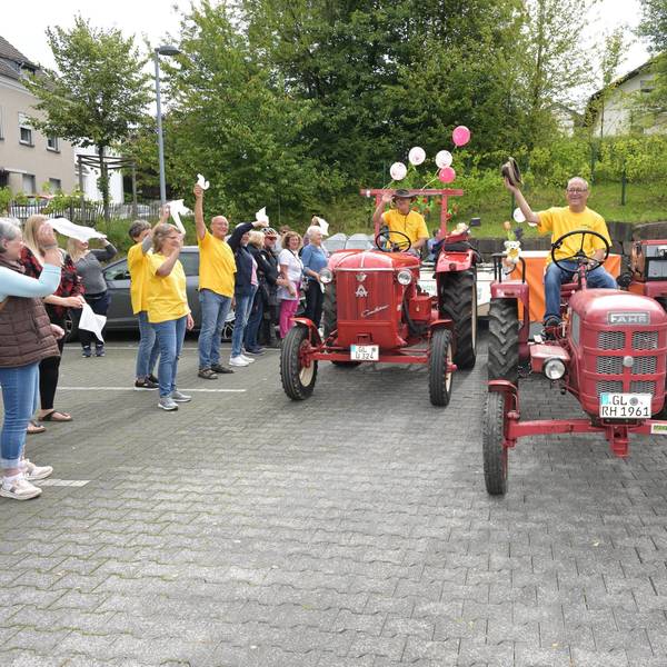 Mit Treckern fahren zwei Freunde von Bergisch Gladbach nach Masuren in Polen. Auf der 1200 Kilometer langen Reise sammeln sie Spenden für den Verein „Hits fürs Hospiz“.