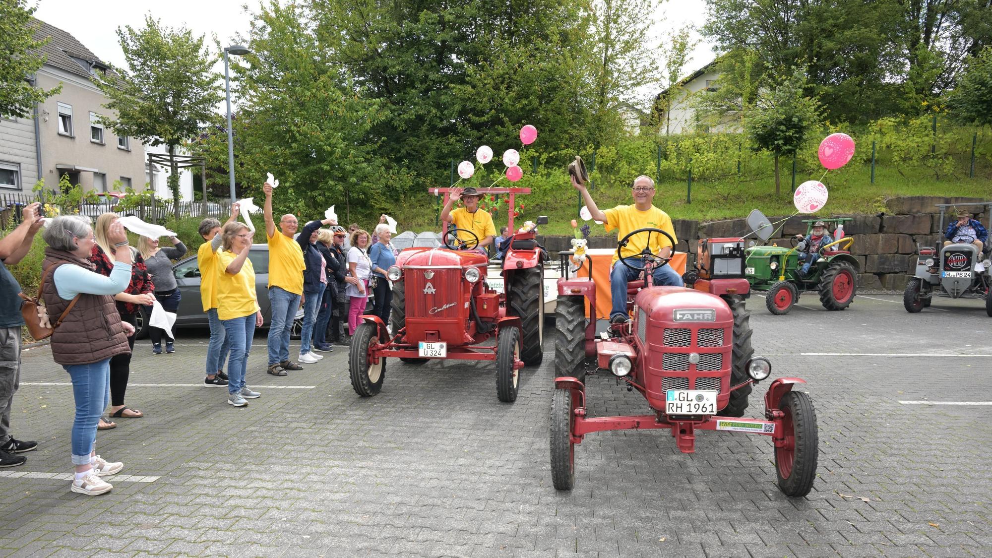 Mit Treckern fahren zwei Freunde von Bergisch Gladbach nach Masuren in Polen. Auf der 1200 Kilometer langen Reise sammeln sie Spenden für den Verein „Hits fürs Hospiz“.