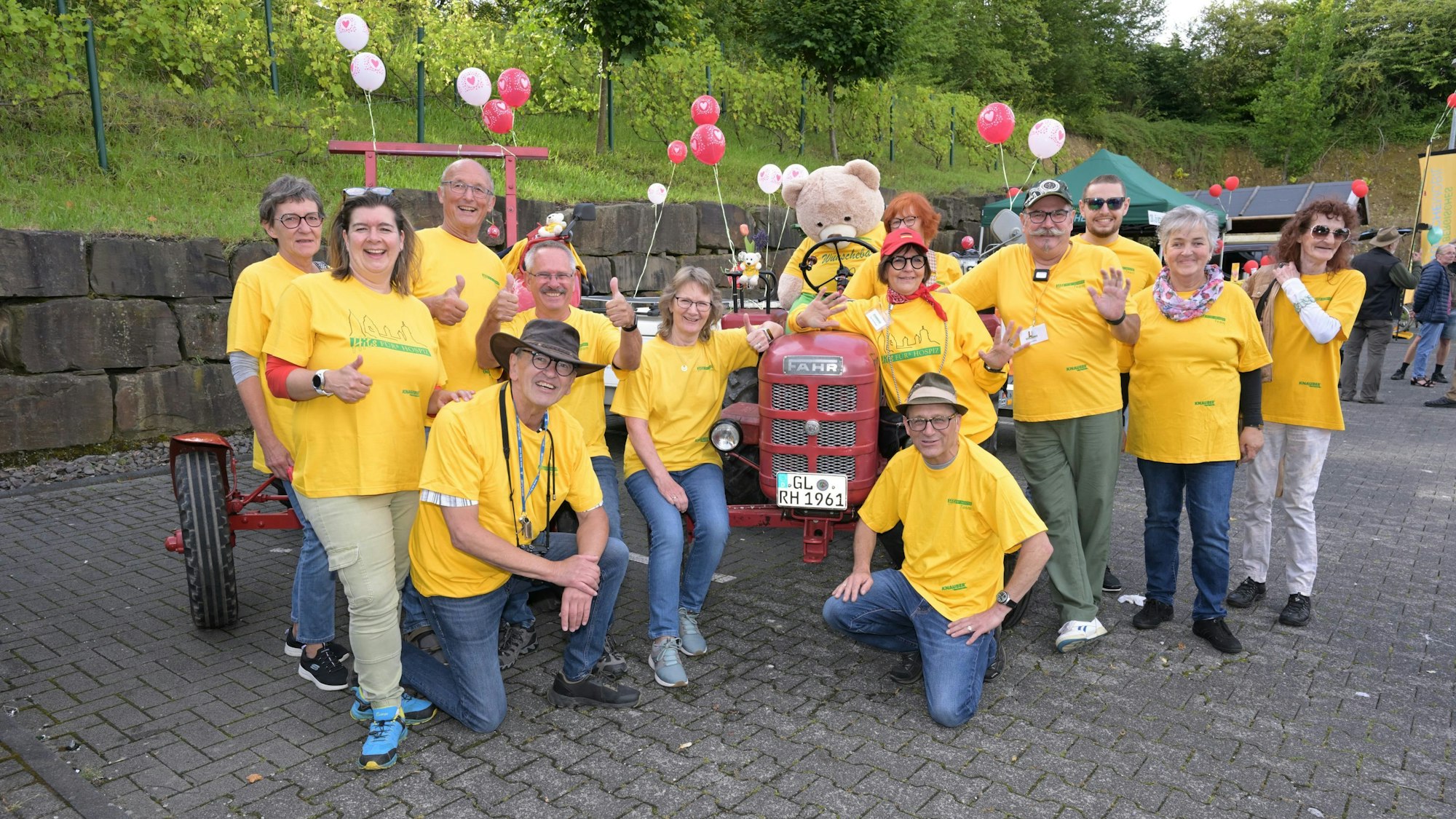 In Bergisch Gladbach-Sand wurden die beiden Treckerfahrer verabschiedet.