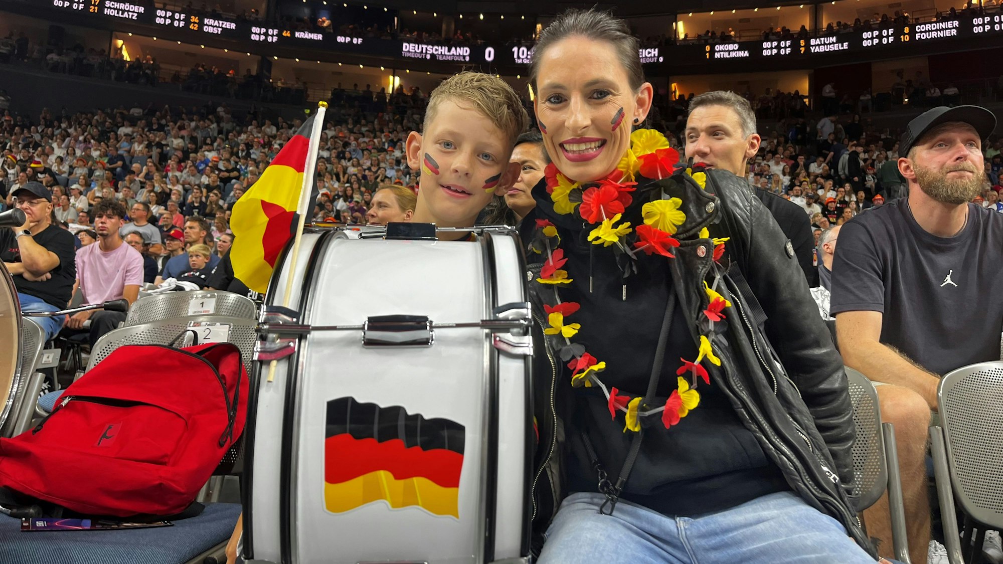 Beim Testspiel der deutschen Basketball-Netionalmannschaft gegen Frankreich in der Lanxess Arena: Max (9) und Corina Buhl sind vom Bodensee angereist.
