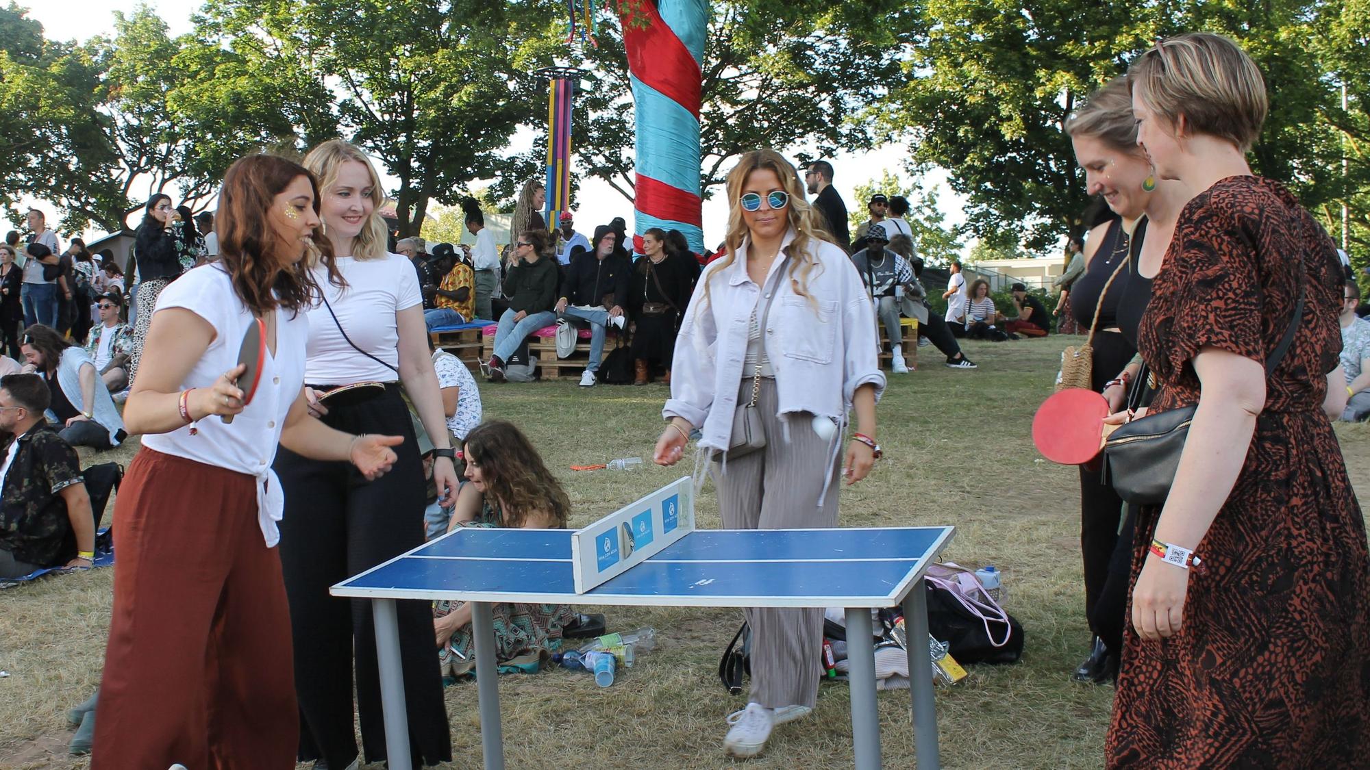 Bühnen-Pause: Eine Gruppe verbringt die Zeit an der Mini-Tischtennisplatte.