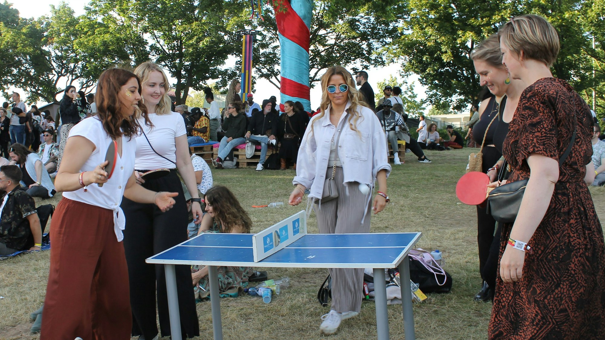 Bühnen-Pause: Eine Gruppe verbringt die Zeit an der Mini-Tischtennisplatte.