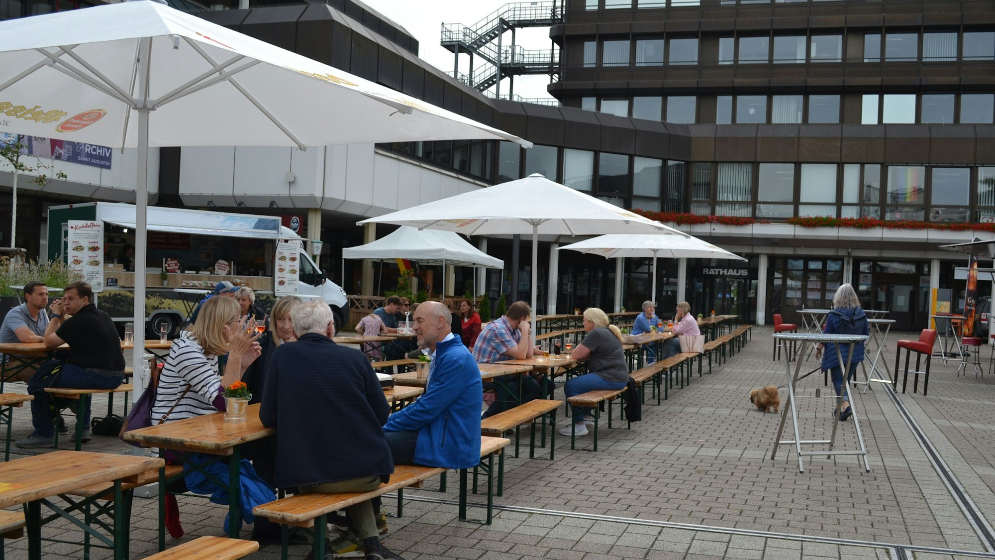 Zum Auftakt des neuen Konzeptes auf dem Karl-Gatzweiler-Platz blieben viele Plätze leer.