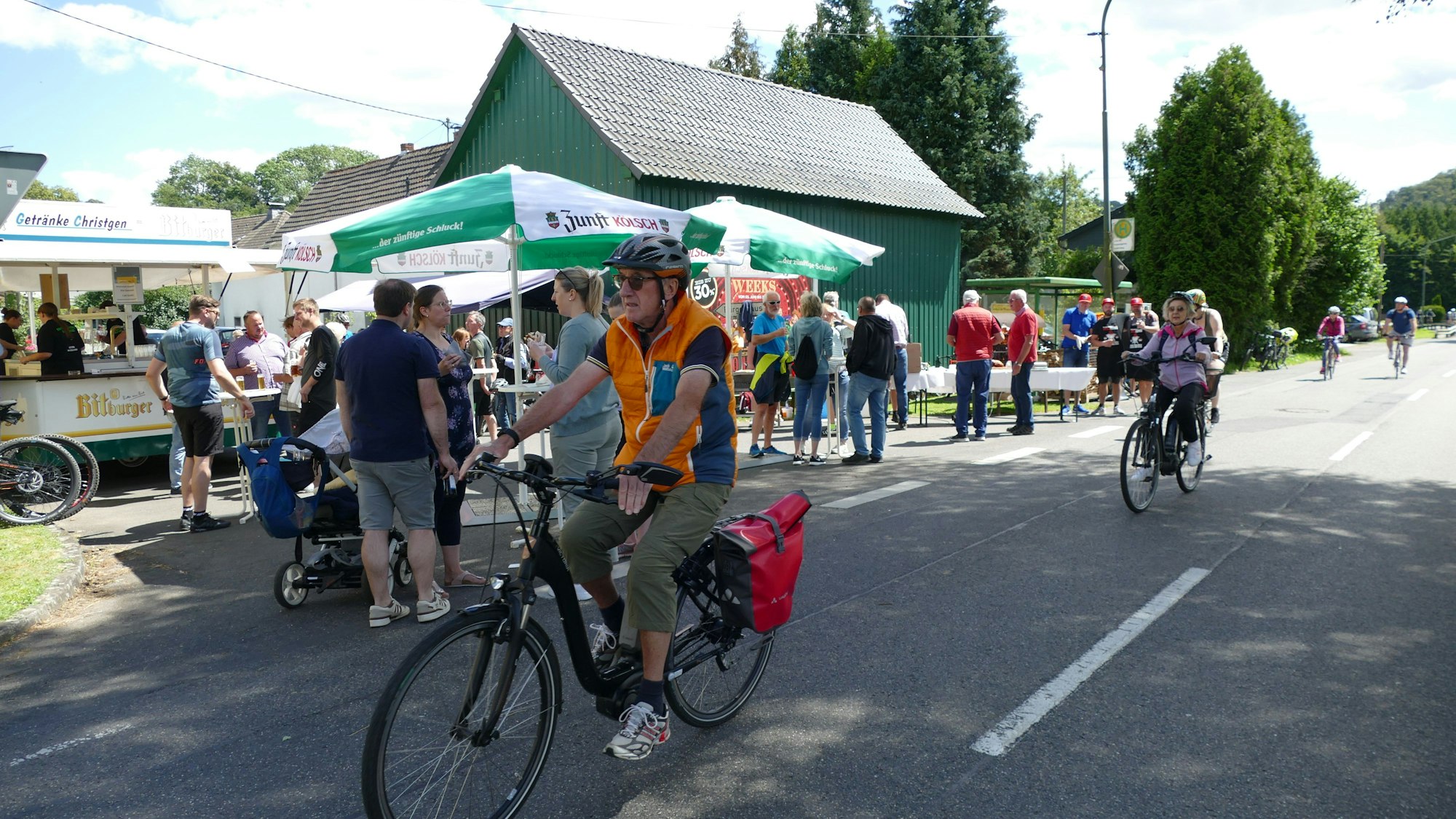Radfahrer an einer Verpflegungsstation.
