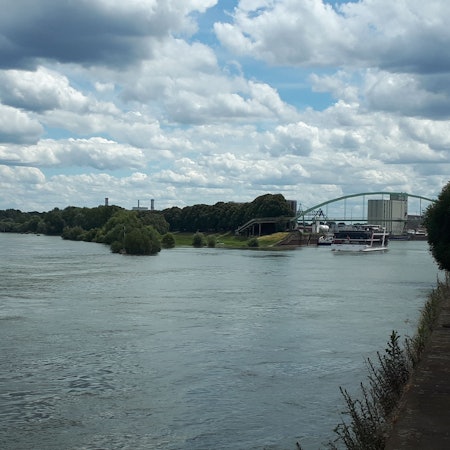 Ein weiterer Punkt der Radtour durch den Stadtbezirk Nippes: Der Blick von der Rheinpromenade am Niehler Damm auf die Einfahrt des Niehler Hafens.