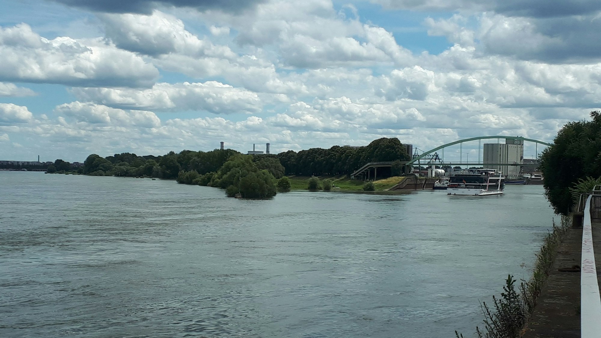 Ein weiterer Punkt der Radtour durch den Stadtbezirk Nippes: Der Blick von der Rheinpromenade am Niehler Damm auf die Einfahrt des Niehler Hafens.