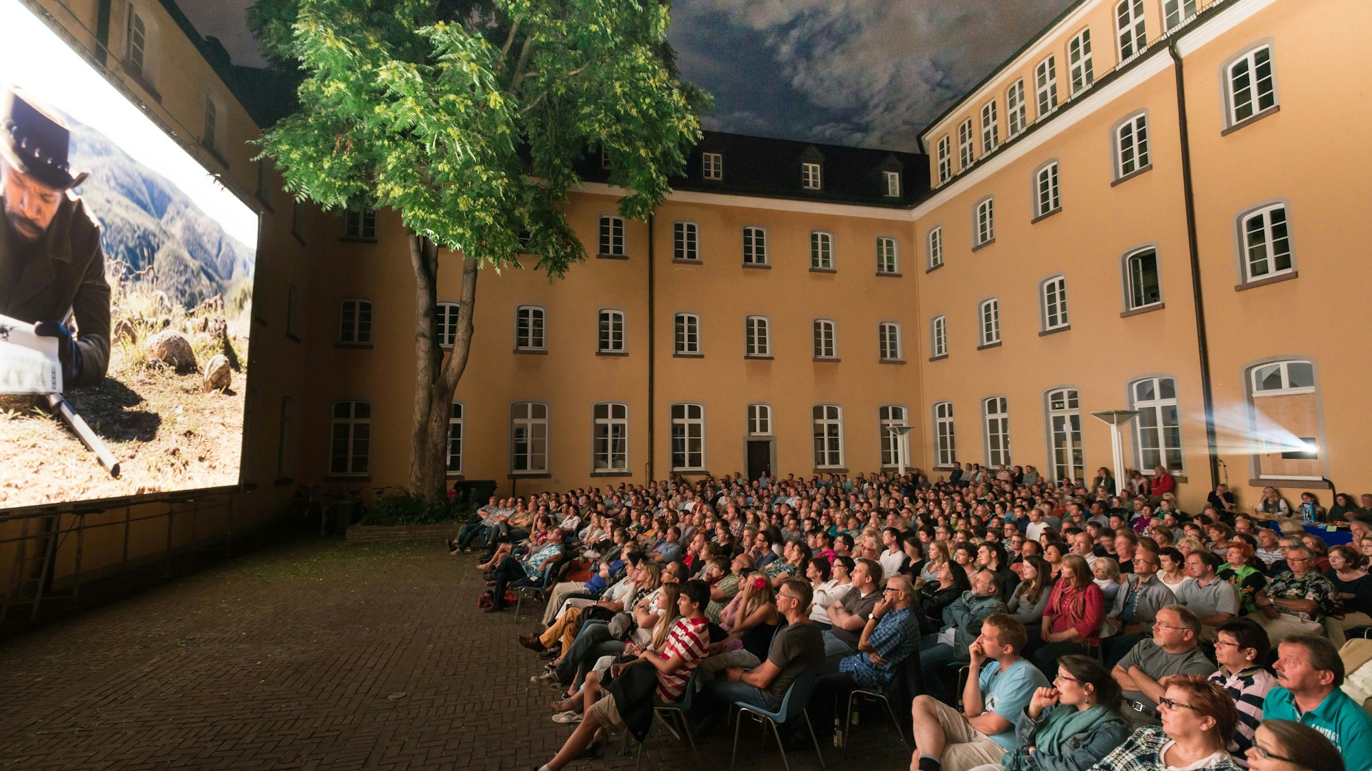 Zu sehen ist das Open-Air-Kino im Rathaus-Innenhof.