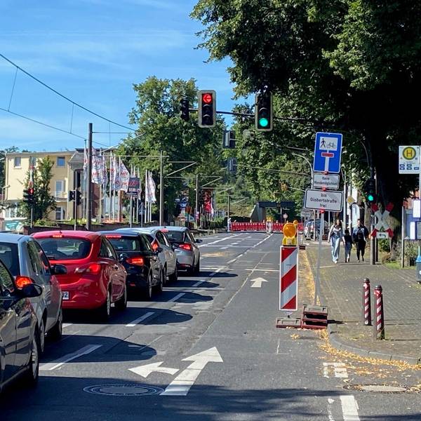 Das Bild zeigt die Dürener Straße mit Autos, die im Stau stehen.