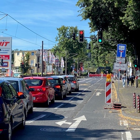 Das Bild zeigt die Dürener Straße mit Autos, die im Stau stehen.