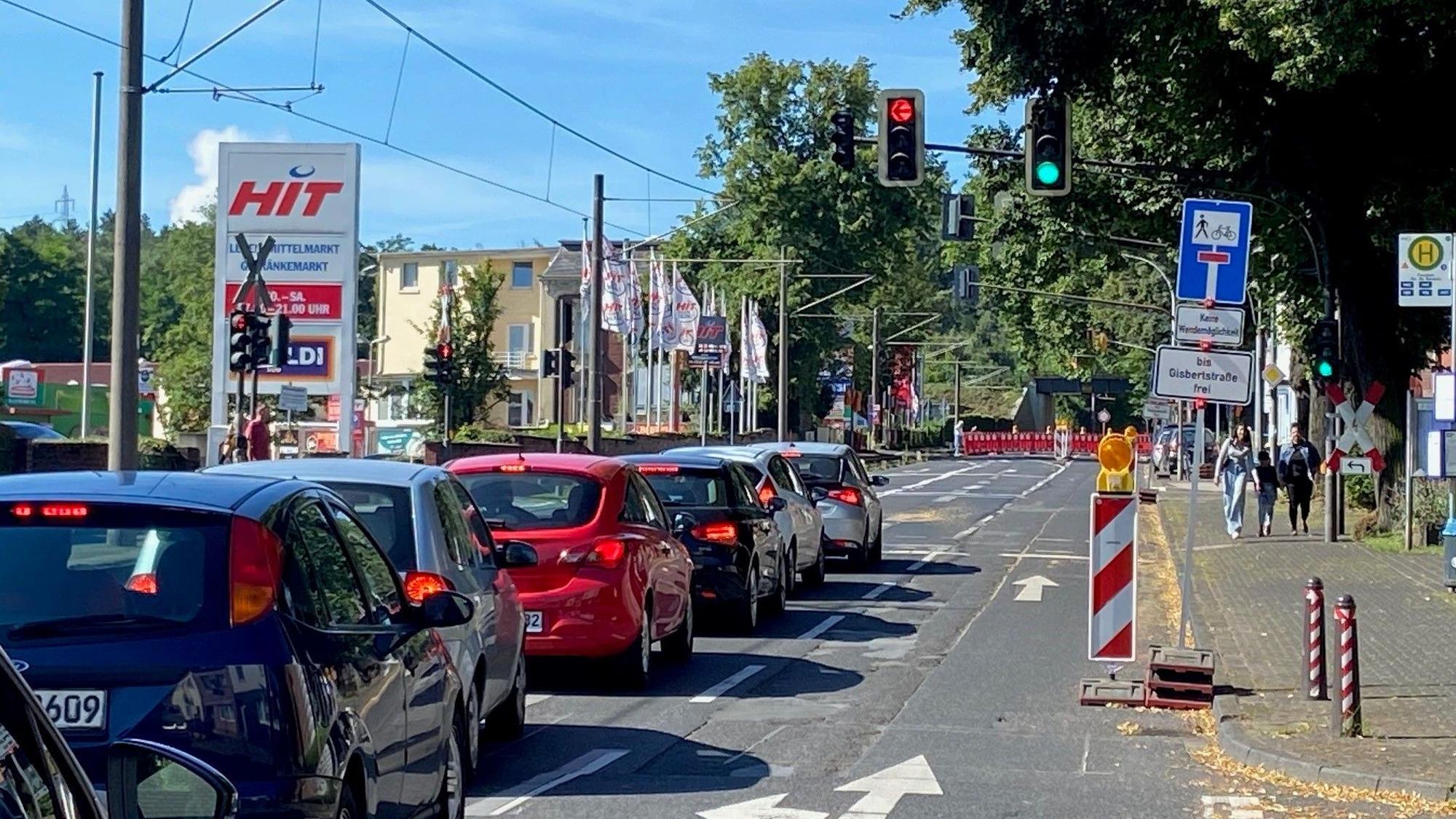Auf dem Bild ist ein Stau vor der Sperrung der Dürener Straße zu sehen.