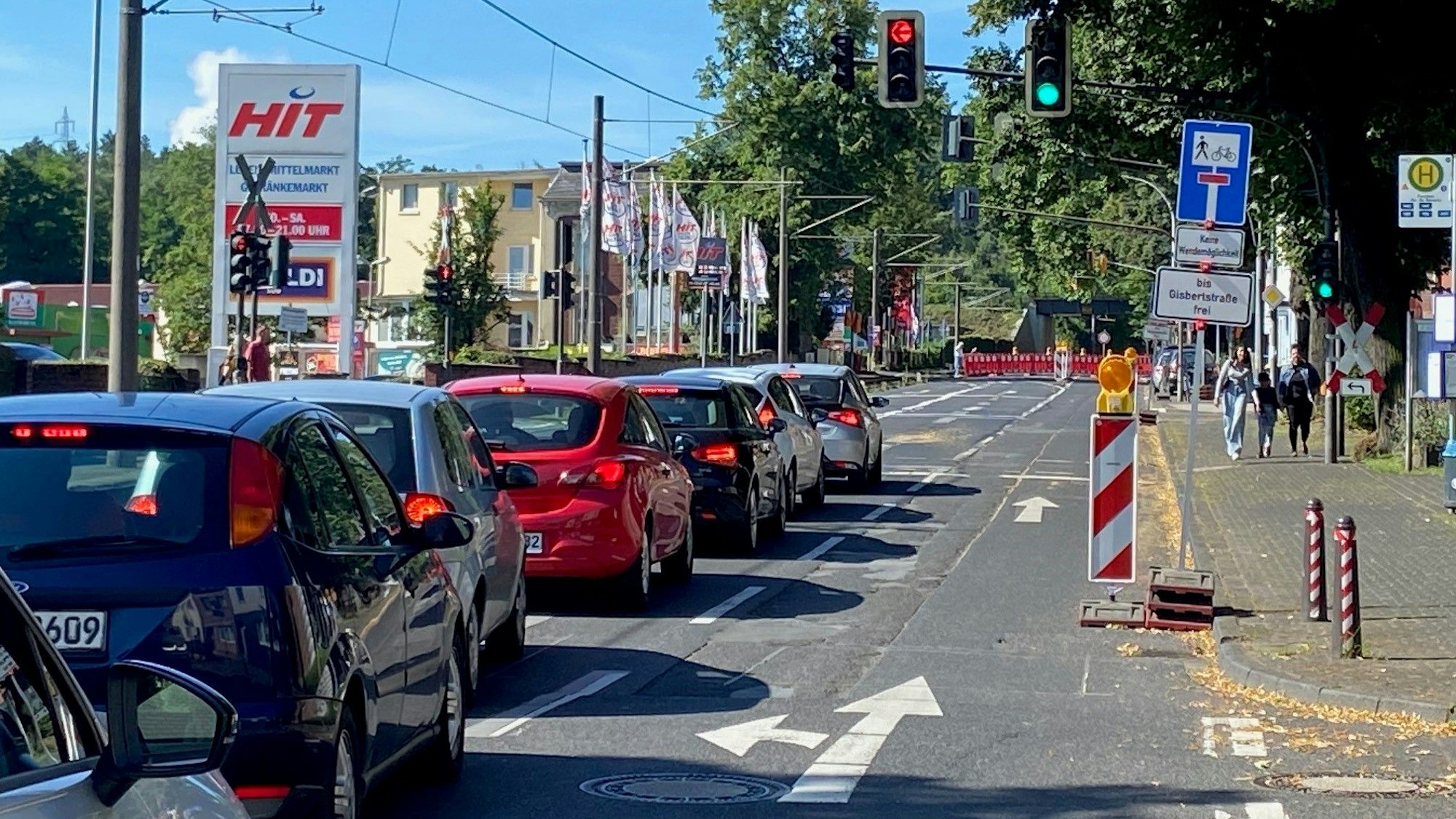 Das Bild zeigt die Dürener Straße mit Autos, die im Stau stehen.