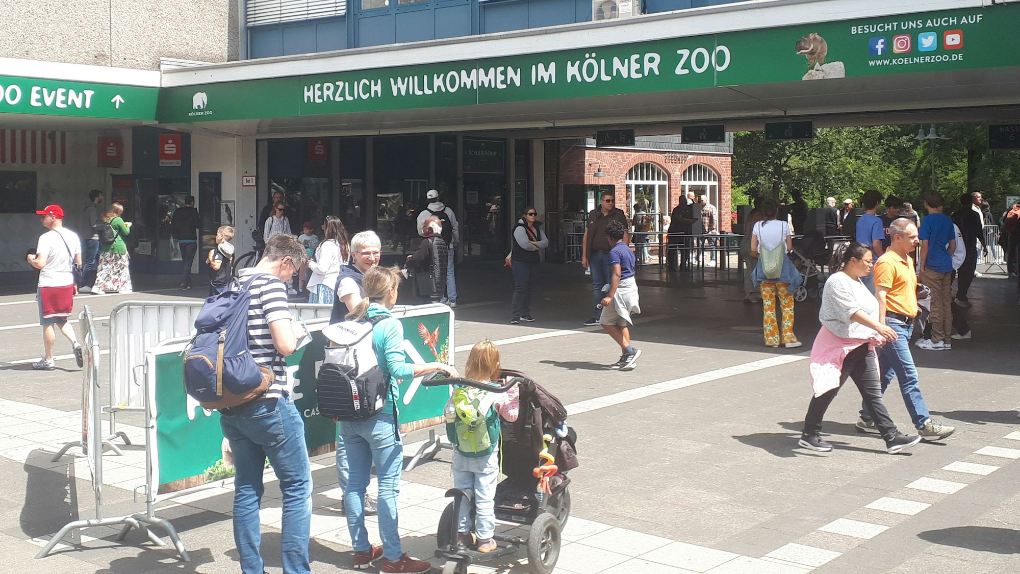 Start und Ziel der Radtour durch den Stadtbezirk Nippes: Der Eingang des Kölner Zoos in Riehl.