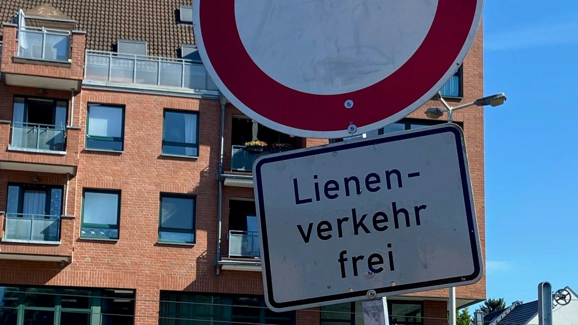 Auf dem Bild ist ein Schild mit falscher Beschriftung zu sehen.