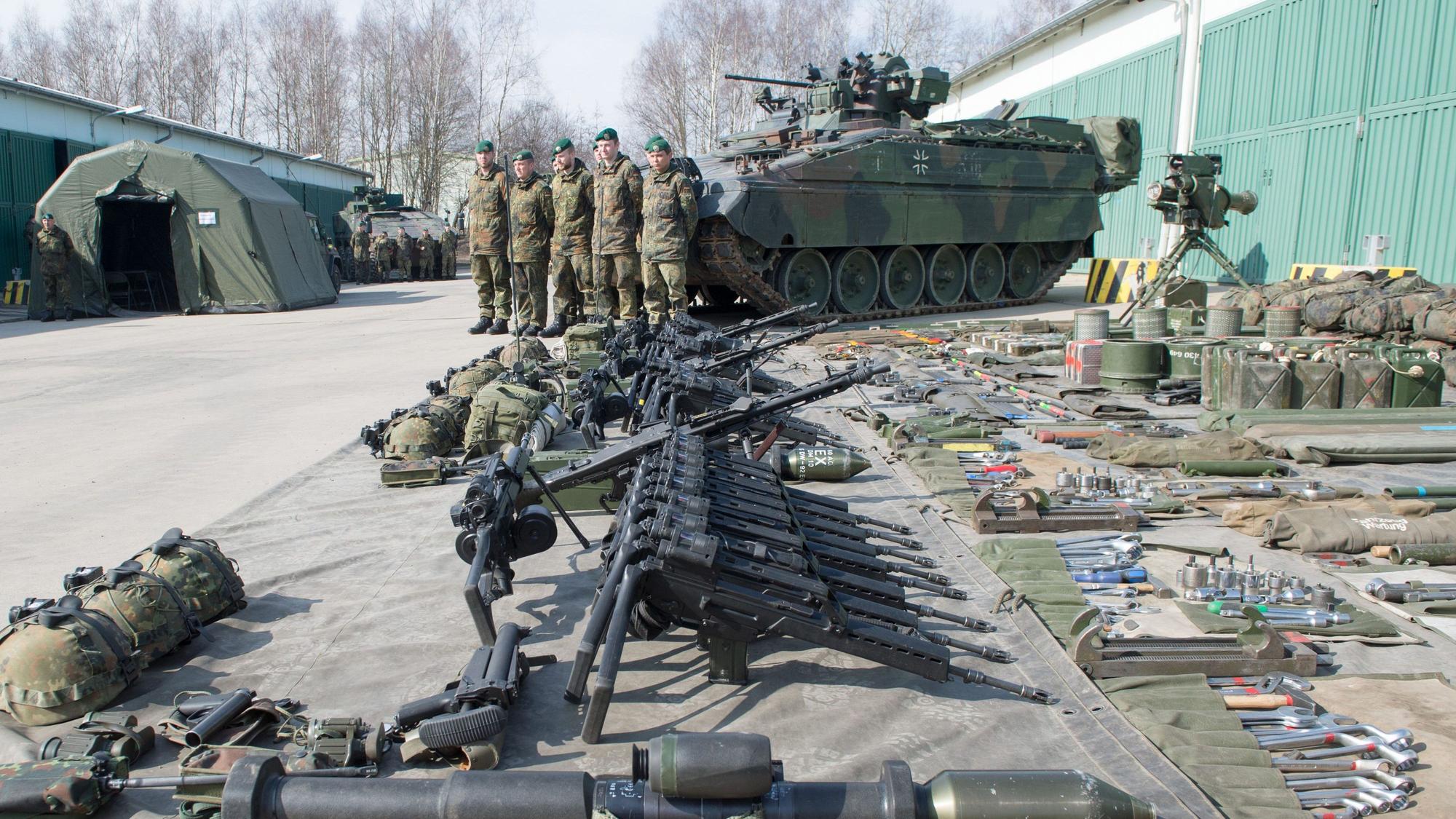 Sachsen, Marienberg: Soldaten des Panzergrenadierbataillons 371 zeigen ihre Ausrüstung, die vor einem Schützenpanzer Marder liegt.