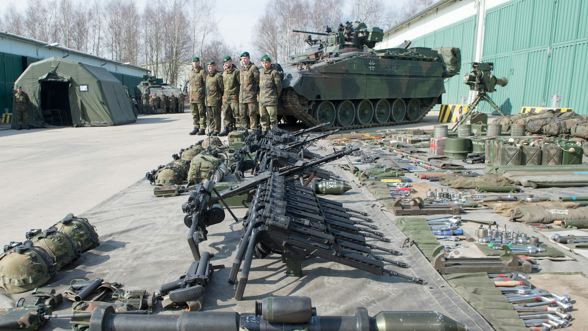 Sachsen, Marienberg: Soldaten des Panzergrenadierbataillons 371 zeigen ihre Ausrüstung, die vor einem Schützenpanzer Marder liegt.