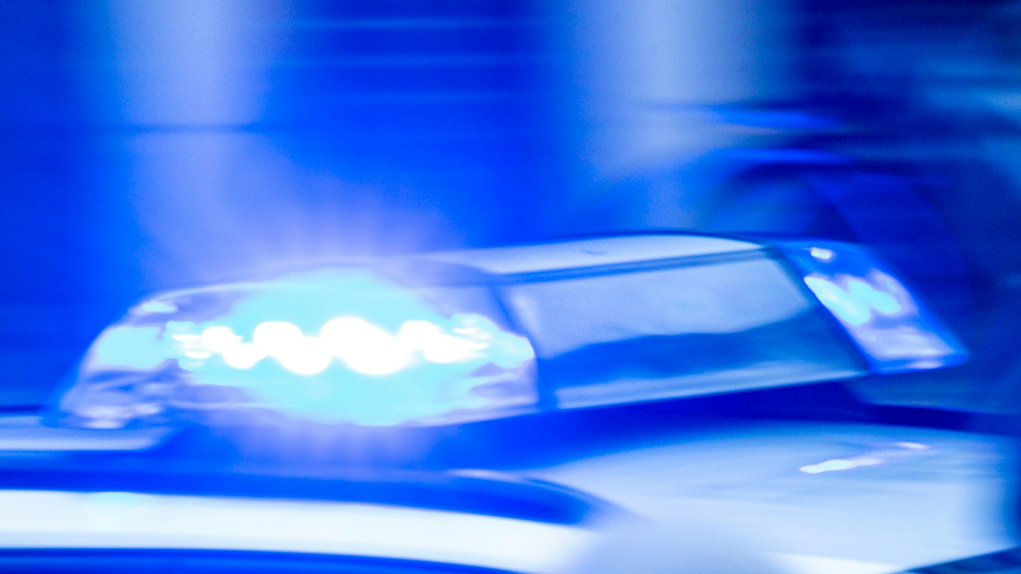 Das Bild zeigt ein Blaulicht auf einem Streifenwagen.