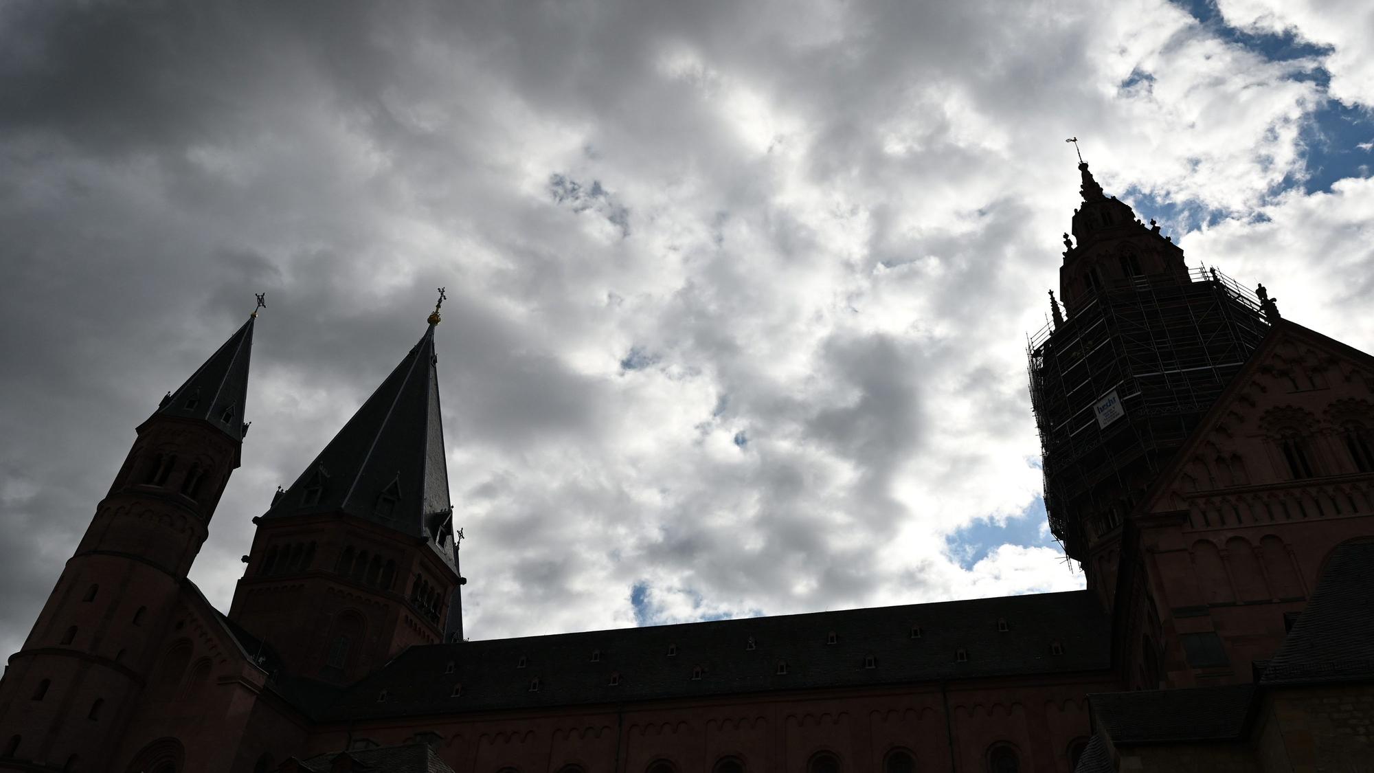 Wolken ziehen über den Mainzer Dom hinweg. (Symbolbild)