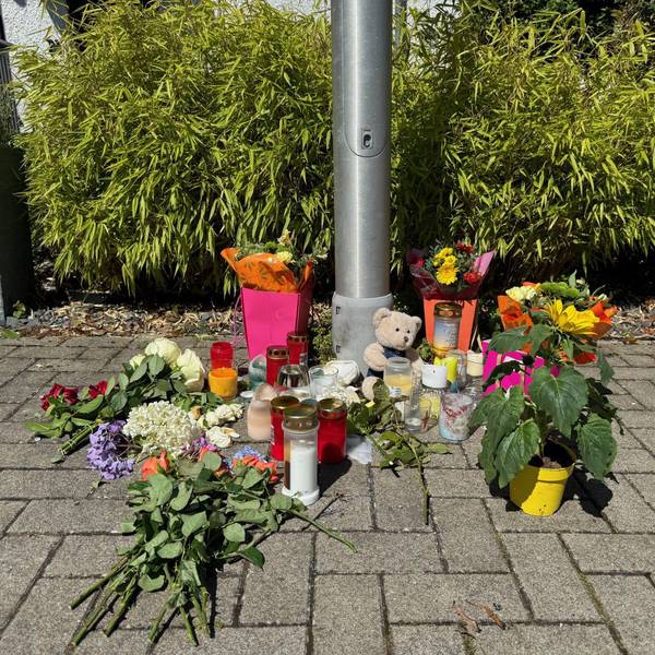 Am Meckenheimer Siebengebirgsring erinnern Blumen, Kerzen und ein Teddy an die Verstorbene 15-Jährige