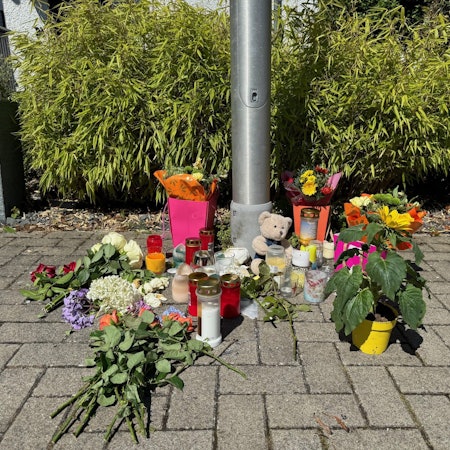 Am Meckenheimer Siebengebirgsring erinnern Blumen, Kerzen und ein Teddy an die Verstorbene 15-Jährige