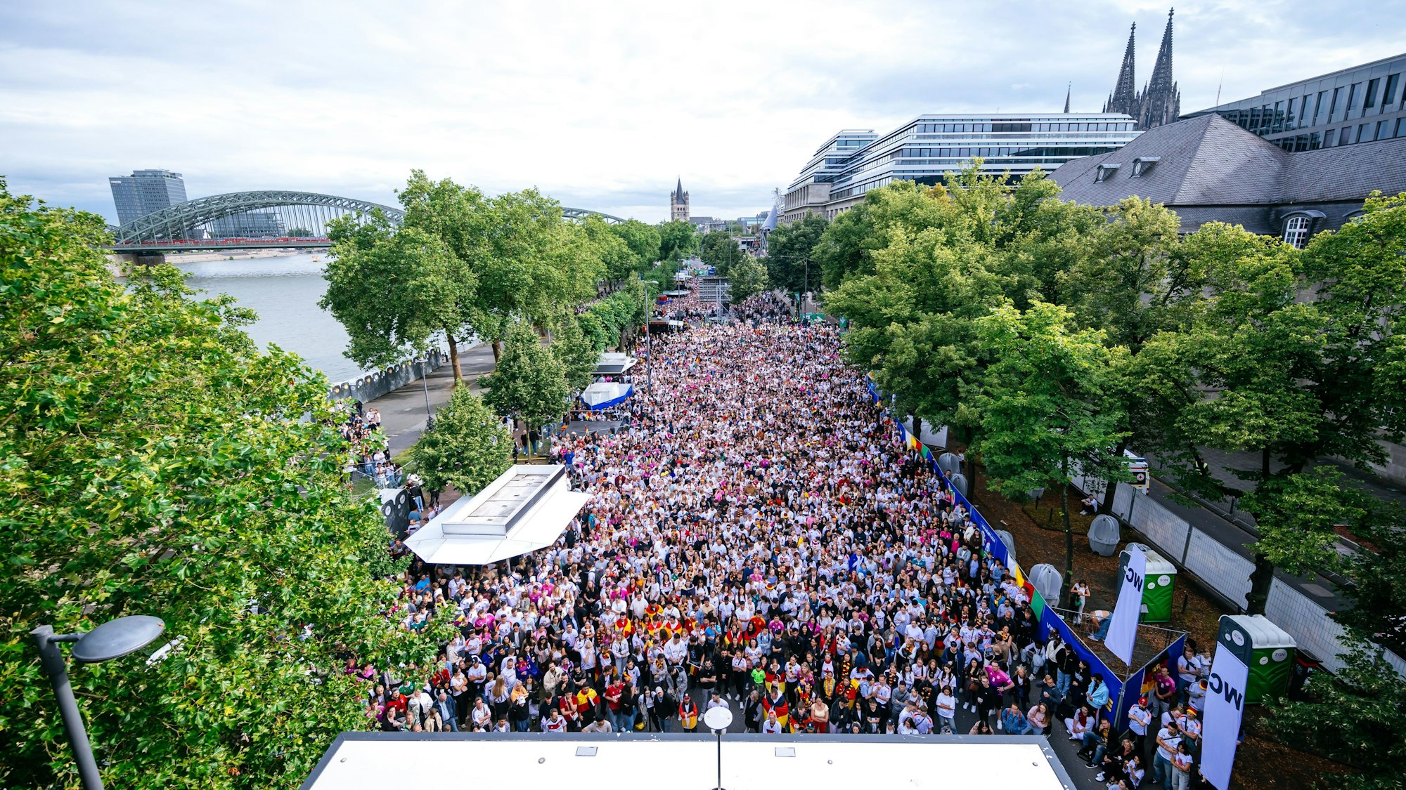 Der Public-Viewing-Bereich am Konrad-Adenauer-Ufer während des EM-Viertelfinals zwischen Deutschland und Spanien.