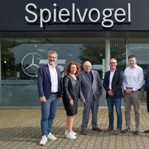Mehrere Männer und eine Frau haben sich vor dem Autohaus Spielvogel in Bergheim zum Gruppenfoto aufgestellt.