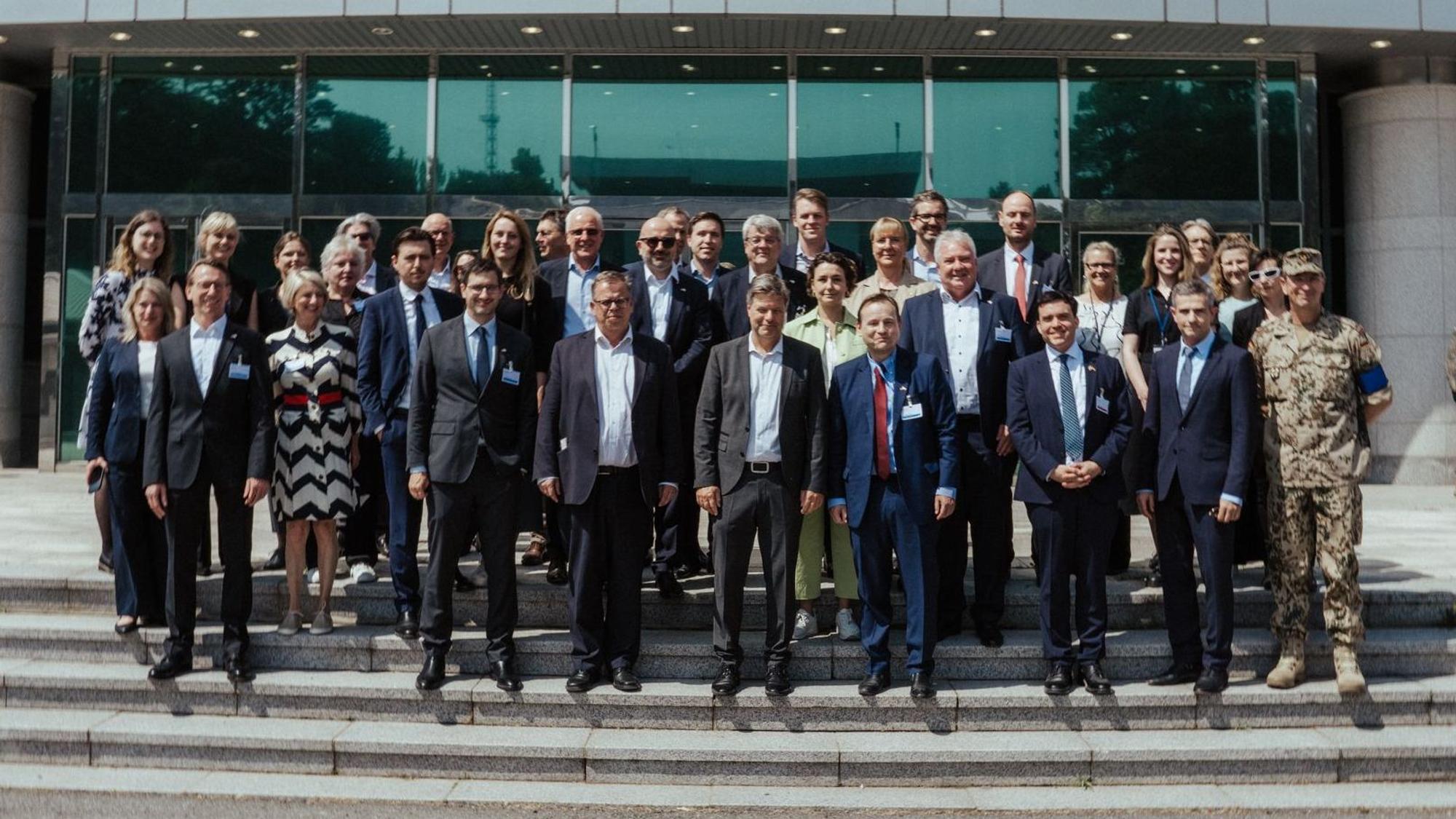 Gruppenbild mit Robert Habeck, Abgeordneten und Wirtschaftsdelegation in Korea.