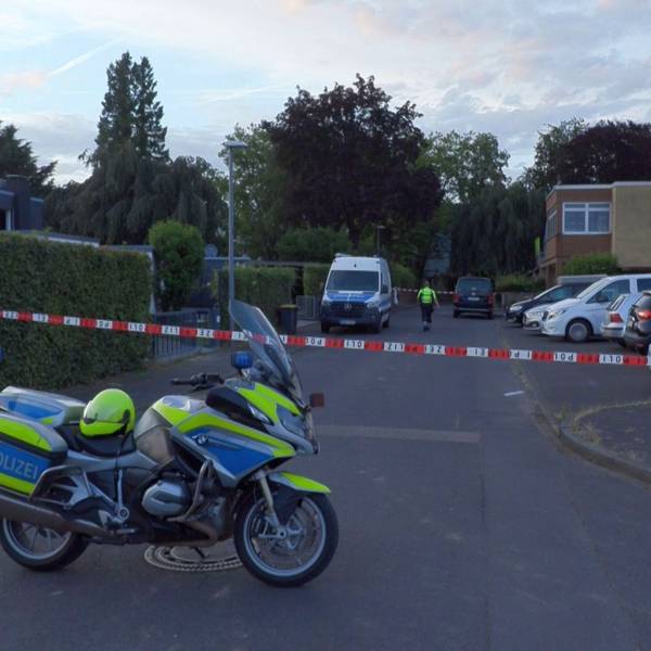 Polizisten sperrten den Eibenweg in Rodenkirchen ab.