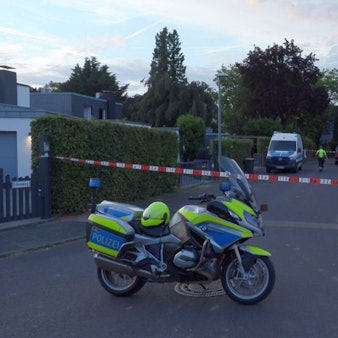 Polizisten sperrten den Eibenweg in Rodenkirchen ab.