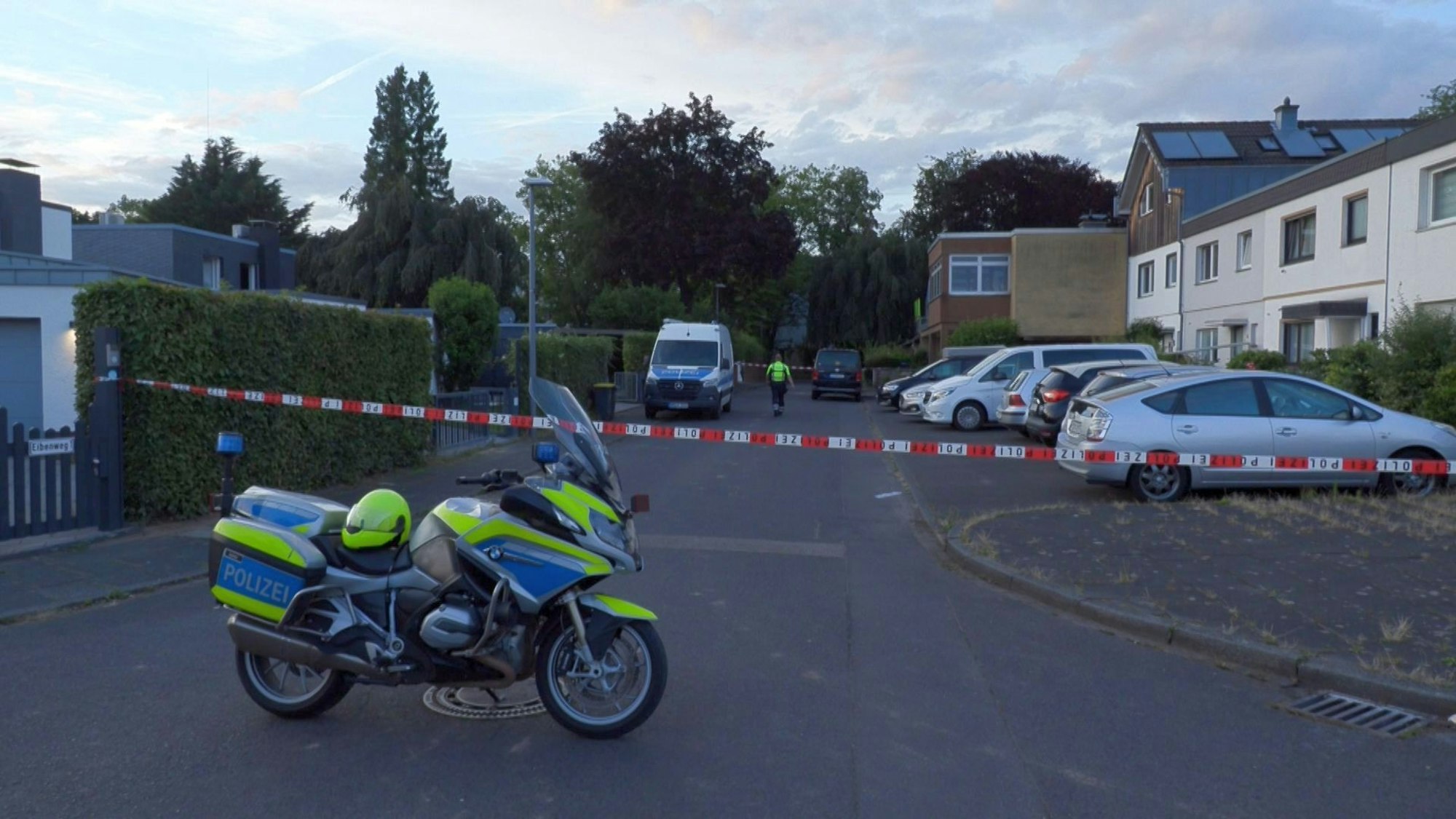 Polizisten sperrten den Eibenweg in Rodenkirchen ab.