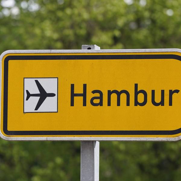 Ein Wegweiser weist an einer Straße den Weg zum Flughafen Hamburg Airport. (Archivbild)