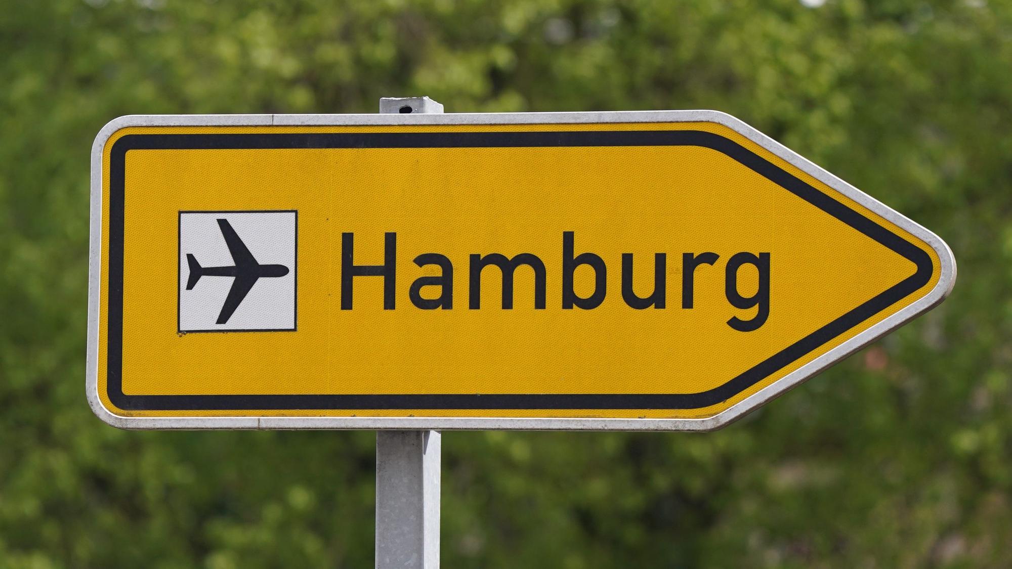 Ein Wegweiser weist an einer Straße den Weg zum Flughafen Hamburg Airport. (Archivbild)