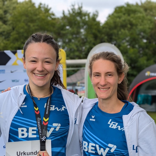 Bild einer Stabhochspringerin mit ihrer Trainerin