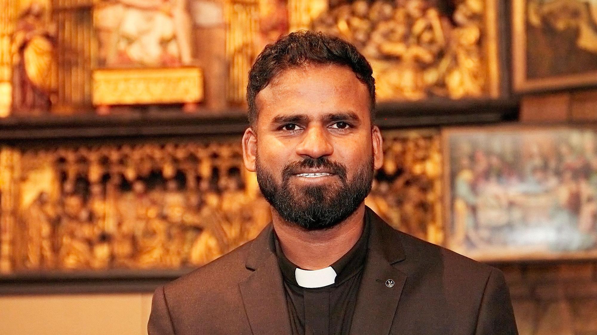 Der Priester John Bosco Thipparti steht vor dem Gnadenbild in der Heimbacher Kirche.