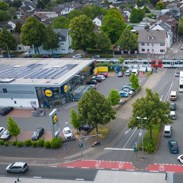 Ein Luftbild über die Kaulardstraße mit den Stadtbahngleisen.