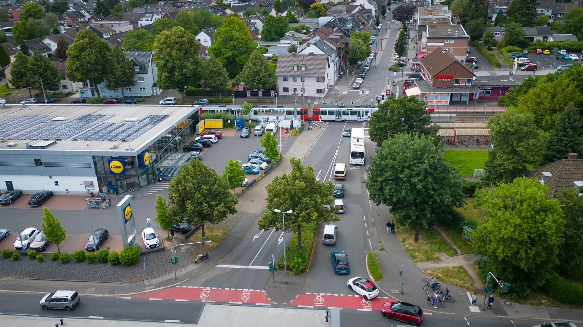 Ein Luftbild über die Kaulardstraße mit den Stadtbahngleisen.