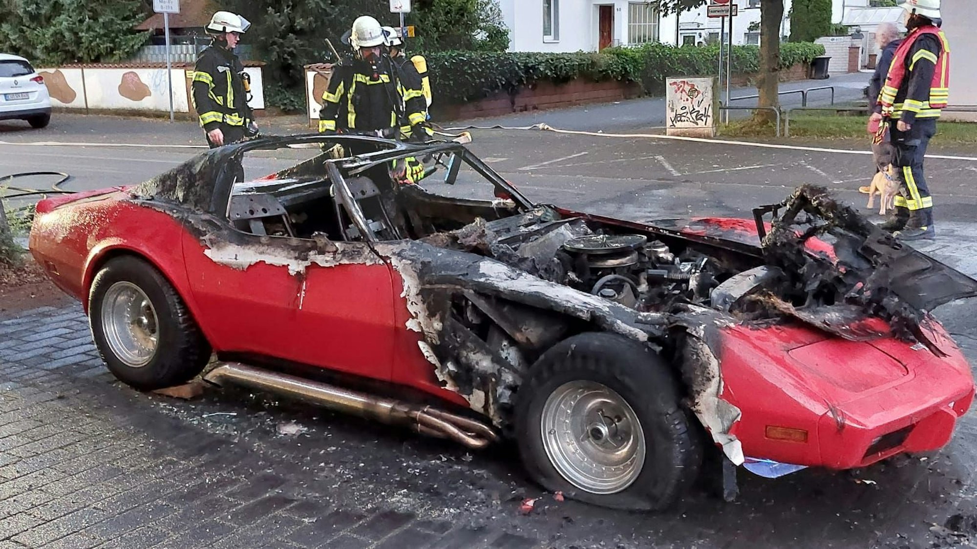 Ein ausgebrannter Sportwagen.