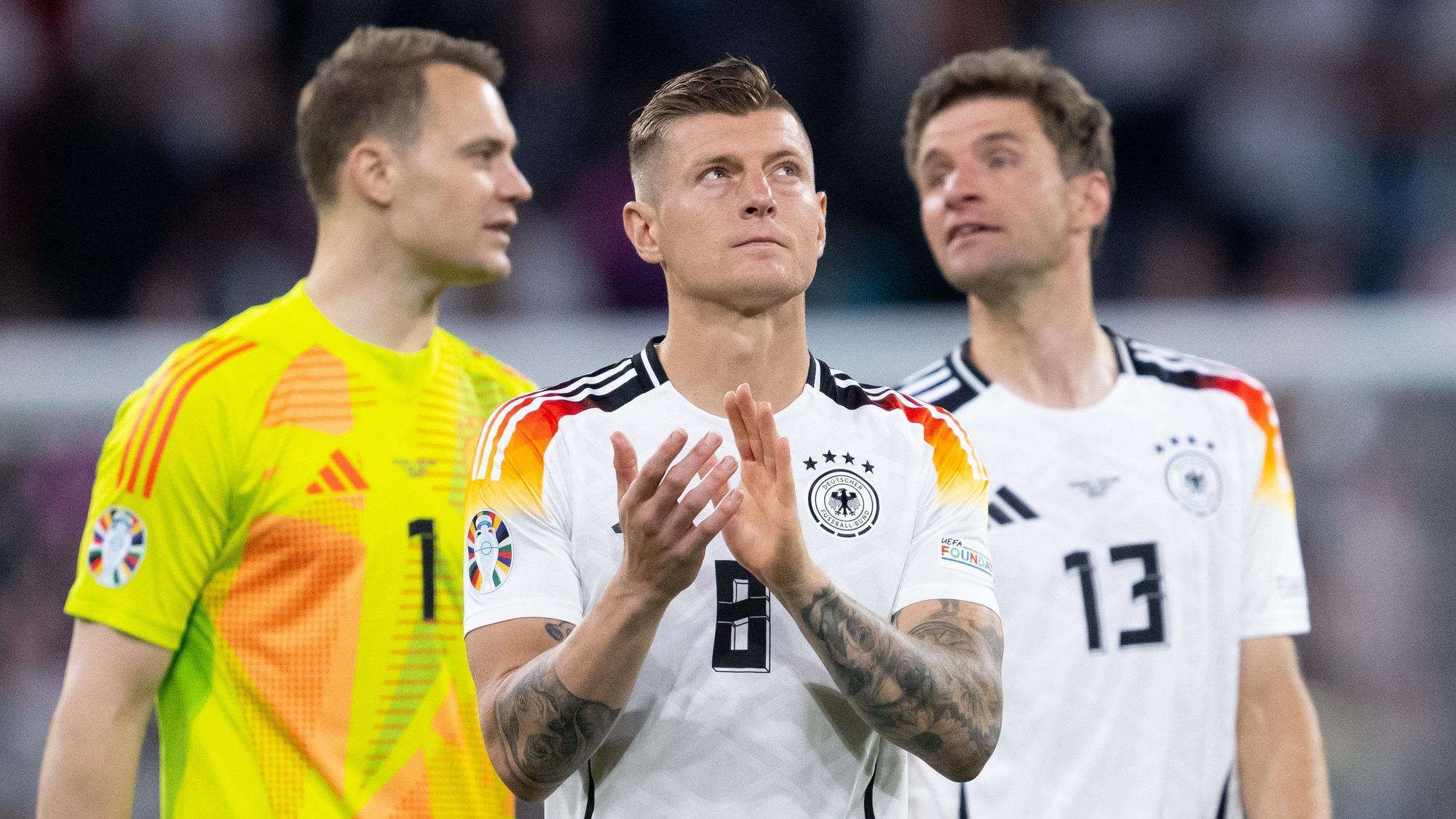Toni Kroos klatscht auf dem Fußballplatz.