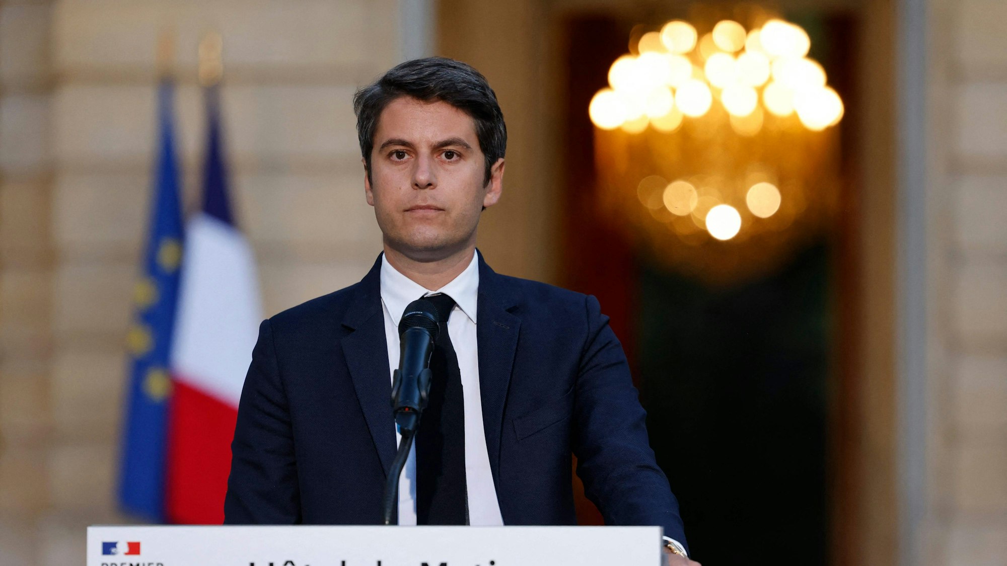 Frankreich, Paris: Frankreichs Premierminister Gabriel Attal hält eine Rede nach den ersten Ergebnissen der zweiten Runde der französischen Parlamentswahlen.