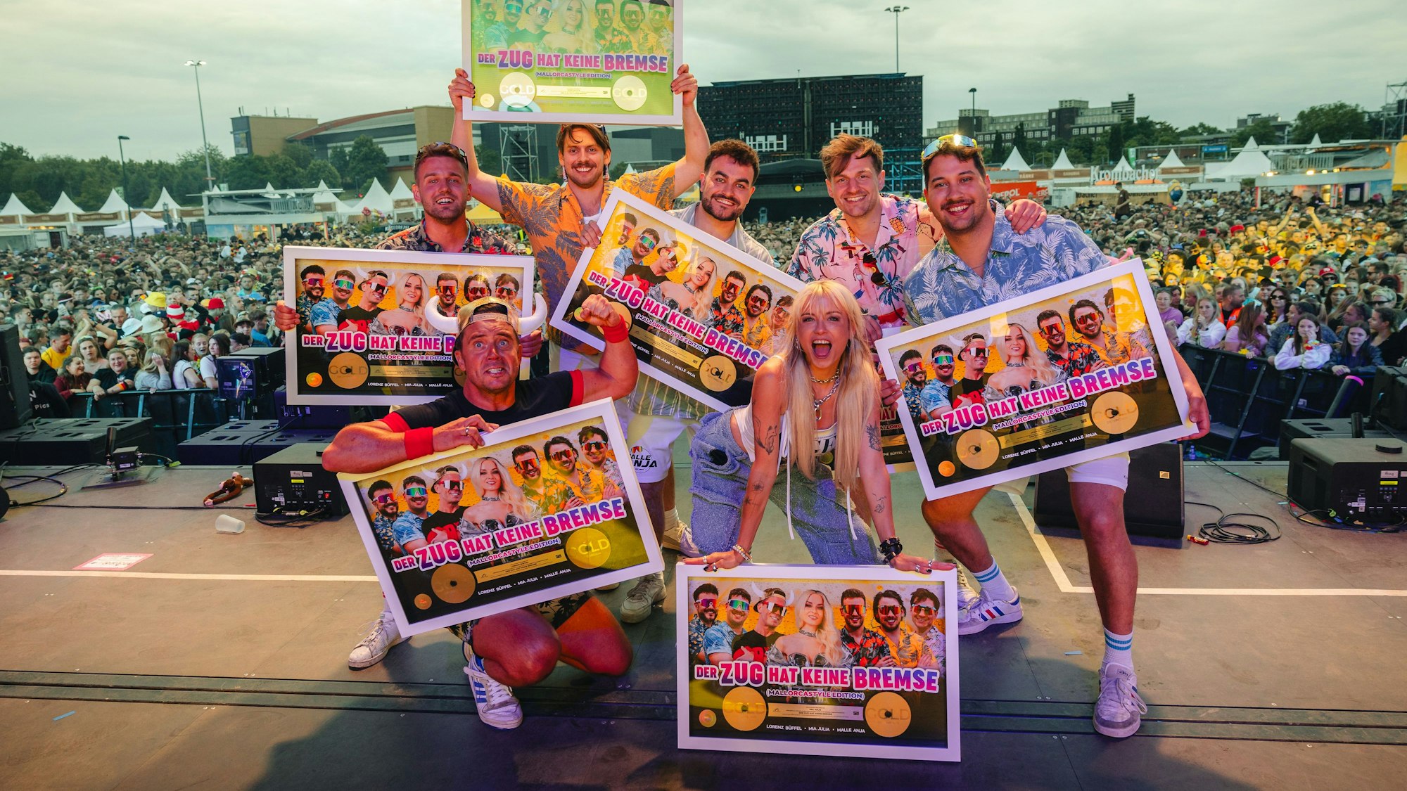 Ihr Zug hat keine Bremse: Malle Anja mit den Ballermann-Stars Lorenz Büffel (vorne l.) und Mia Julia.